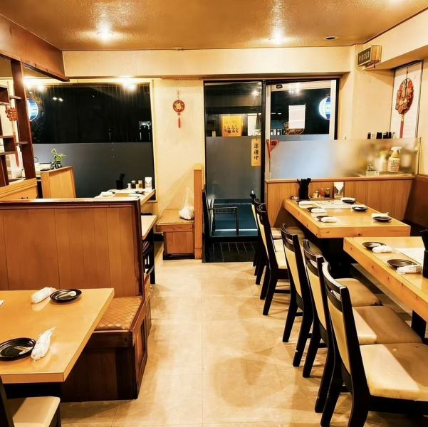 明るくて開放的な店内は活気に溢れ、お食事と共に会話がお楽しみいただけます。料理やドリンクはどれも大変リーズナブルな価格となっており、お仕事帰りのサク飲みから各種宴会まで幅広いシチュエーションでご利用いただけます。
