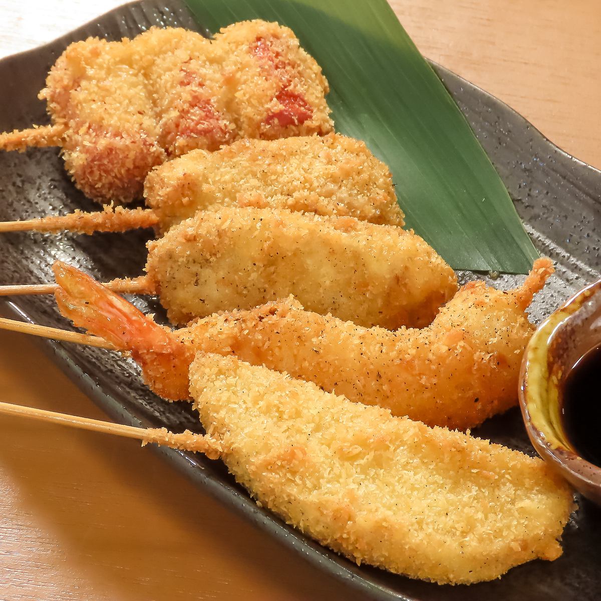 串カツ、串焼きなどお酒のアテとなる一品料理多数◎