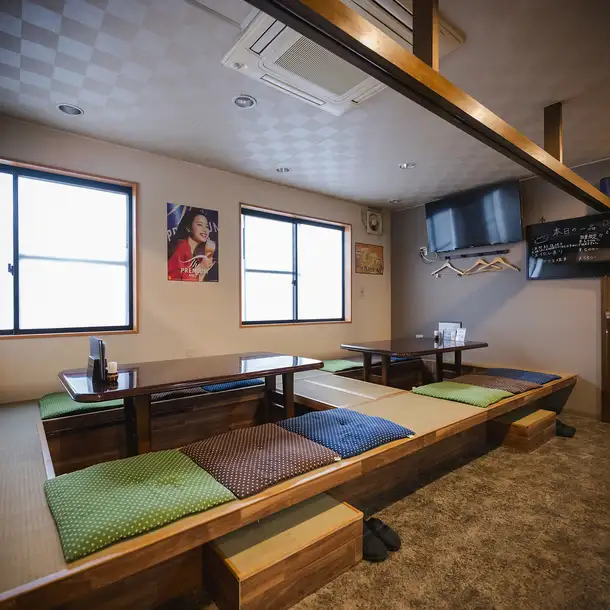 27席の店内は落ち着いた雰囲気で、宴会にも対応可能。貸切利用もでき、会社の集まりや友人同士の会食など幅広いシーンで活躍します。静かでゆったりとした空間で、会話を楽しみながら料理を堪能できます。席配置にも余裕があり、居心地のよい時間が流れます。料理に集中できる落ち着きが好評です。
