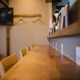 おひとり様も大歓迎！お仕事帰りのサク飲みにぴったりなカウンターを完備しております。