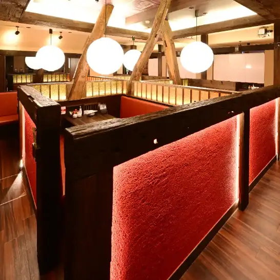 木の温もりを感じる落ち着いた店内は、和の雰囲気が漂う心地よい空間。掘りごたつや半個室など、シーンに合わせて選べる席が充実。貸切利用も可能で、宴会や会食、プライベートな集まりにも対応します。料理とともに、ゆったりとした時間を過ごせます。落ち着きを求める方にもおすすめです。居心地良好!