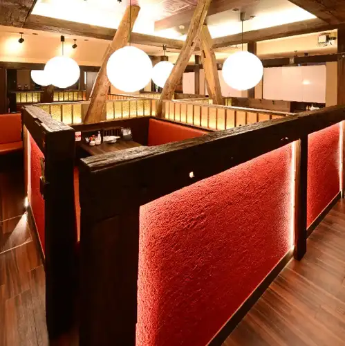 <p>木の温もりを感じる落ち着いた店内は、和の雰囲気が漂う心地よい空間。掘りごたつや半個室など、シーンに合わせて選べる席が充実。貸切利用も可能で、宴会や会食、プライベートな集まりにも対応します。料理とともに、ゆったりとした時間を過ごせます。落ち着きを求める方にもおすすめです。居心地良好!</p>