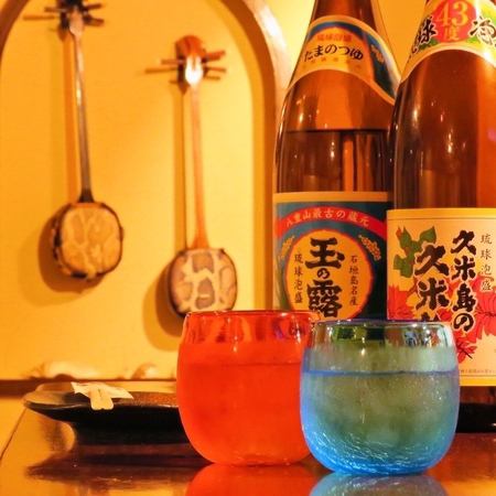 [A lot of work return ♪] Inside the shop like an old Okinawan house.Sak drink with friends and co-workers, it boasts a relaxed atmosphere at home where you can spend your time alone ◎ There is also a counter, so please ask us if you recommend it today.