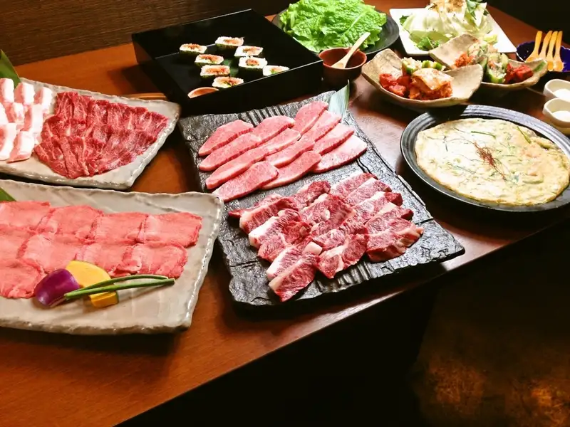 食には見た目も重要とのことで、器にもこだわりをもって提供している!目で見ても、おいしく食べられる。