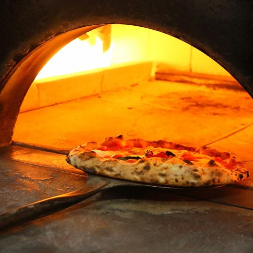 自慢の窯で焼き上げるピザ