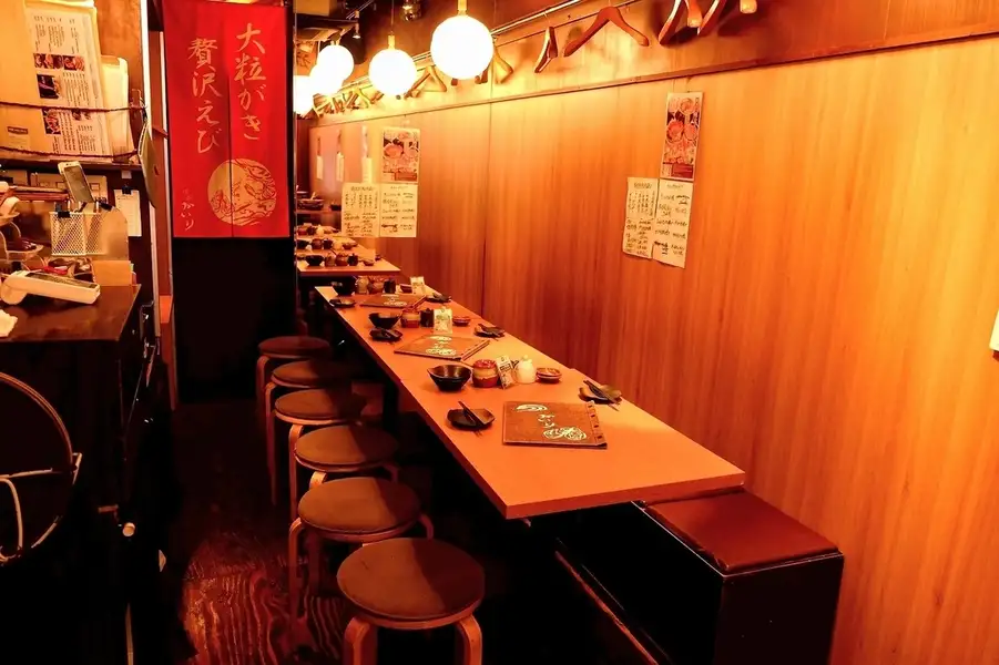 大人数の飲み会ではお席をつなげるのがおすすめ！来てくださった皆様が思いっきりくつろげる空間です！ぷりぷりで新鮮な牡蠣や海老を楽しみながらワイワイできます。