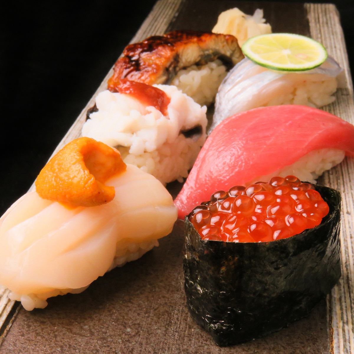 A casual “sushi date” is modern! At a public sushi bar♪