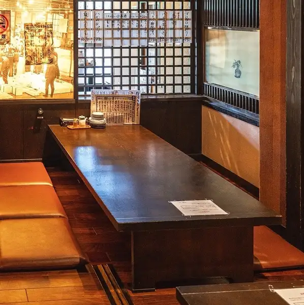 『個室で宴会を。』店内は各種大小個室やテーブル席・カウンター席等各種ございます。ゆったりとお寛ぎ頂ける店内です。少人数の宴会に安心してご利用いただけます。