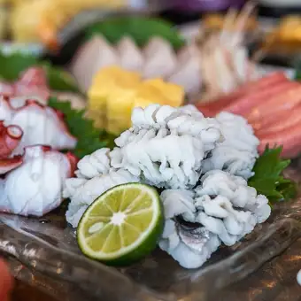 （徳島産）はもの湯引き造り（梅肉で）