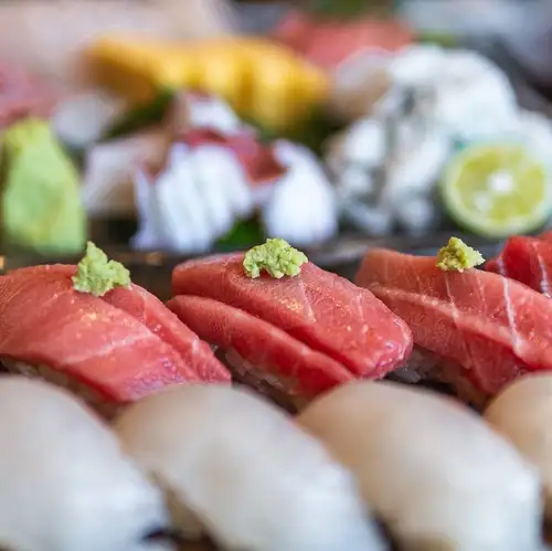 "Uo Roman Nigiri": 用從中央批發市場購買的新鮮魚類製作的握壽司。209日圓起（含稅）
