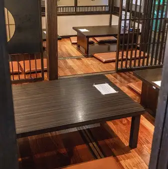 4명, 최대 연결하여 12명까지 이용할 수 있는 테이블석을 준비하고 있습니다.이쪽은 2명으로부터의 예약이 가능하게 되어 있습니다.※ 사진은 일례입니다.
