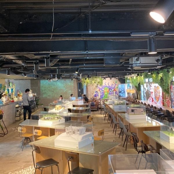 [See, listen, and enjoy] It is a spacious museum-type cafe of 100 tsubo.The habitat aims for a cozy space for architecture and art lovers.Enjoy realistic models of beautiful buildings, staff with knowledge of architecture, and a library where you can learn about famous buildings!