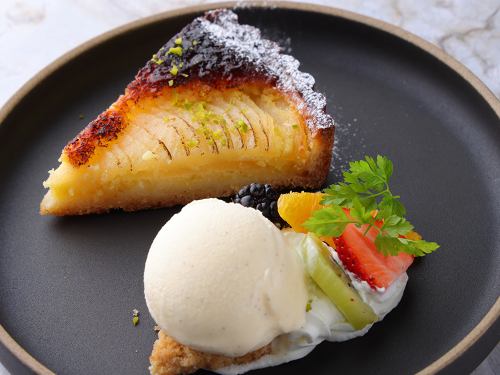 Tarte poir with vanilla ice cream