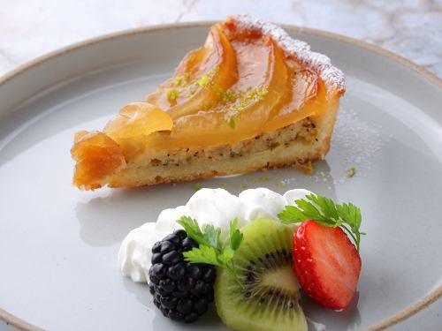 Tarte pomme au te with crème fuette