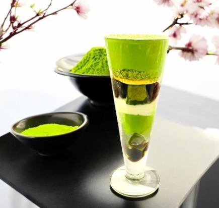 お花に囲まれて簡単なお抹茶作りと大人気の夜パフェ＋ティーフリー飲み放題２時間コース