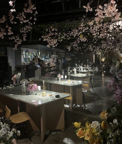 お花の装飾とお洒落な店内