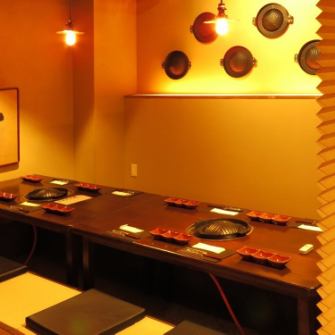 改装リニューアルしたお席は、シックでおこもり感のある掘りごたつ席となっております。4名様から半個室席としてもご利用可能です。仕切りを上げると最大20名様までご利用可能な完全個室にも。接待など人目を避けたい呑みの席に重宝できる空間となっております。