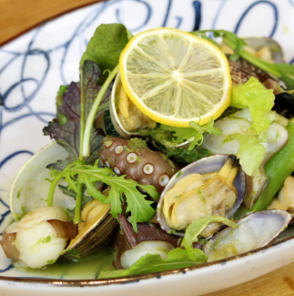 当地章鱼和蛤蜊的温热沙拉～用韭菜黄油制成～