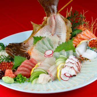 【新年派對套餐（含新鮮刺身）】新鮮刺身拼盤、赤牛等（共8道菜）8500日圓（含稅），含無限暢飲