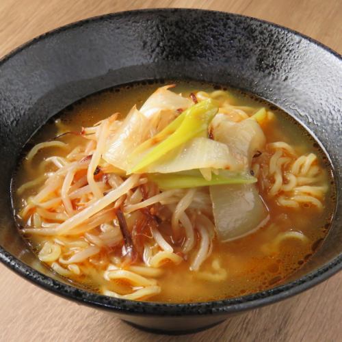 【〆に最高！】トッピングが楽しめるラーメン