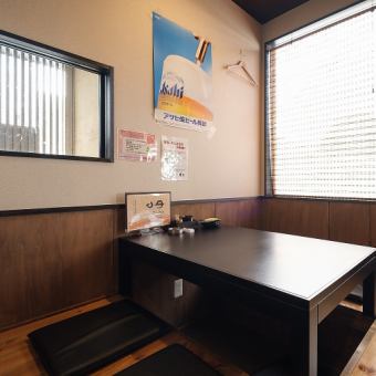 It is a sunken kotatsu seat for 5 people.This room can accommodate up to 25 people by connecting with the seats for 7 people.