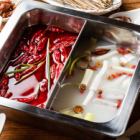 Two-color hot pot * A great-value hot pot where you can choose two types of soup from the following four types