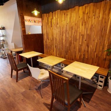 内部装饰有木桌。您可以在像藏身处一样平静的空间里舒适地度过时光。欢迎您与您的朋友或家人前来用餐。请随时访问我们。