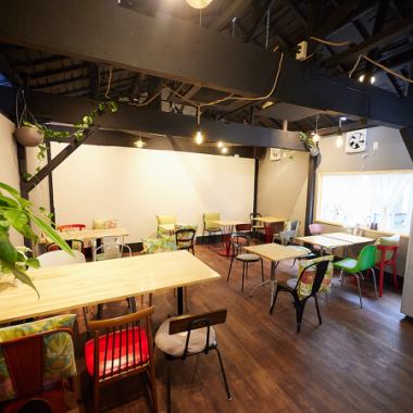 Tables can be connected to accommodate up to 22 people.The entire restaurant can be reserved for up to 30 people! Reservations for groups of 23 or more are accepted by phone.Please feel free to contact us regarding your budget and number of people.We also have a screen, so you can also show movies ♪