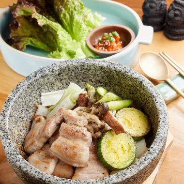 [Served in a stone pot] Piping hot♪ Samgyeopsal