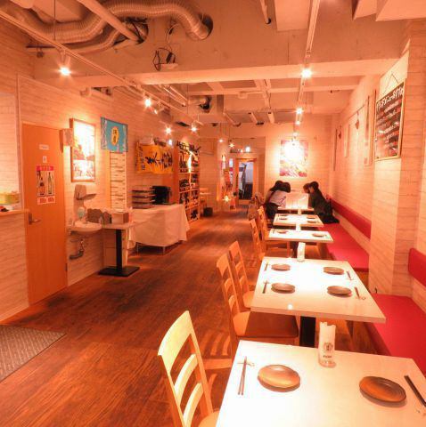 There are two counter seats where you can enjoy a conversation with the staff and chef.This is a special seat where you can enjoy cooking with aroma and sound while watching the cooking scene.You can enjoy it alone.