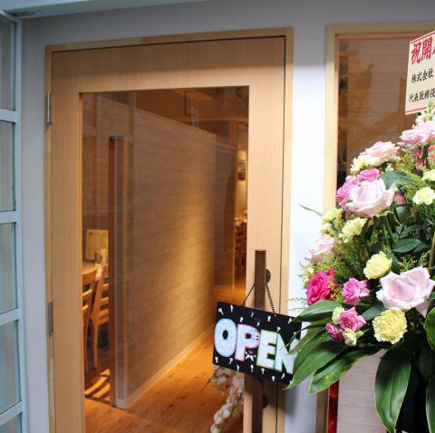 We correspond to charter for up to 50 people.The ceiling is high and there is plenty of open feeling ♪ It is a calm shop based on wood, so you can relax relaxedly.The TV is also fully equipped, so you can spend a lively time with your friends while watching sports games.