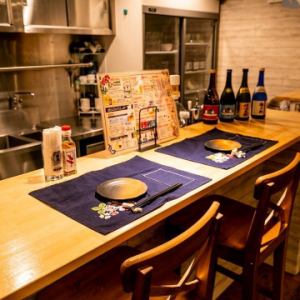 [~ 2 persons] The counter seat facing the kitchen is a special seat where you can directly enjoy the sound and aroma of cooking while enjoying the chef's work.Even one person can drop in casually.