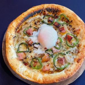 半熟卵のキーマカレーピッツァ