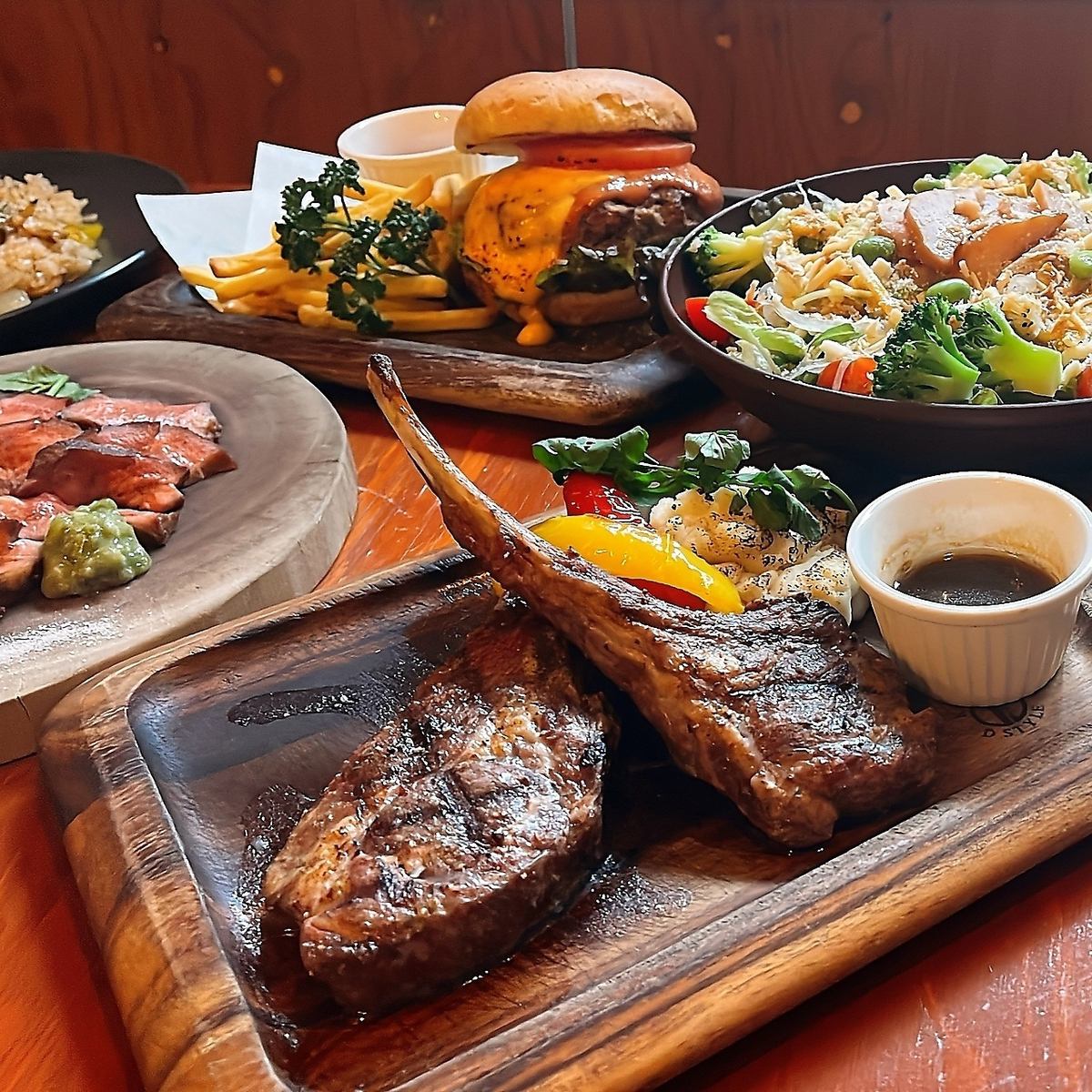 アウトドアな空間で上質な肉料理が堪能できます☆