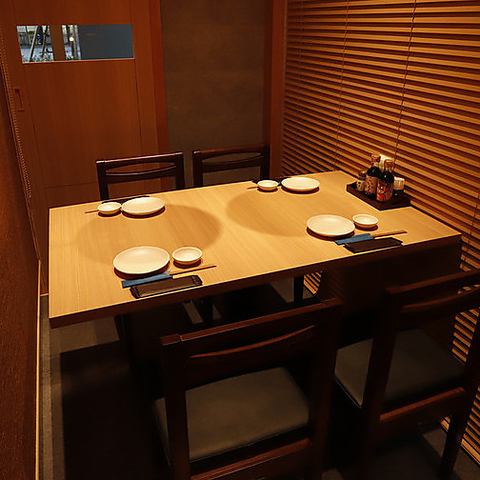 Semi-private rooms and counter seats are also available to create a private space.