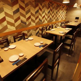 A cozy space is attractive.There is a large table between the seats, and there are table seats that can be enjoyed by guests with children. Enjoy the warmth of wood and the Japanese modern space.