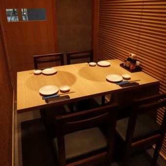 We have a semi-private room recommended for entertaining.It is recommended for a small party to have a seat for 4 people.Spend a blissful time in the restaurant that creates a nostalgic and modern Japanese atmosphere.