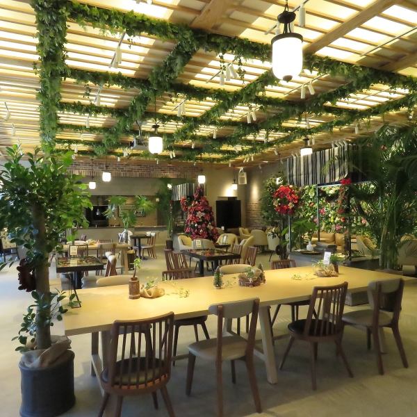 [CAFE x WEDDING x FLOWER] 我们的室内设计师创造了一个被鲜花和绿树环绕的华丽空间。它也可以用作接待大厅，所以请随时与我们联系！