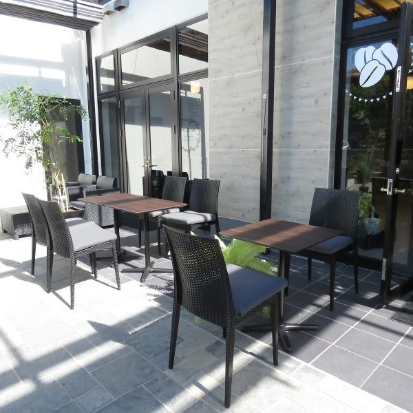 [Open courtyard terrace seats] We have 20 terrace seats in the courtyard where pets are allowed.When the weather is nice, the pleasant breeze and warm sunlight make it ideal for afternoon tea time.