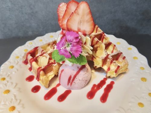 Waffle (strawberry ice cream x strawberry sauce)