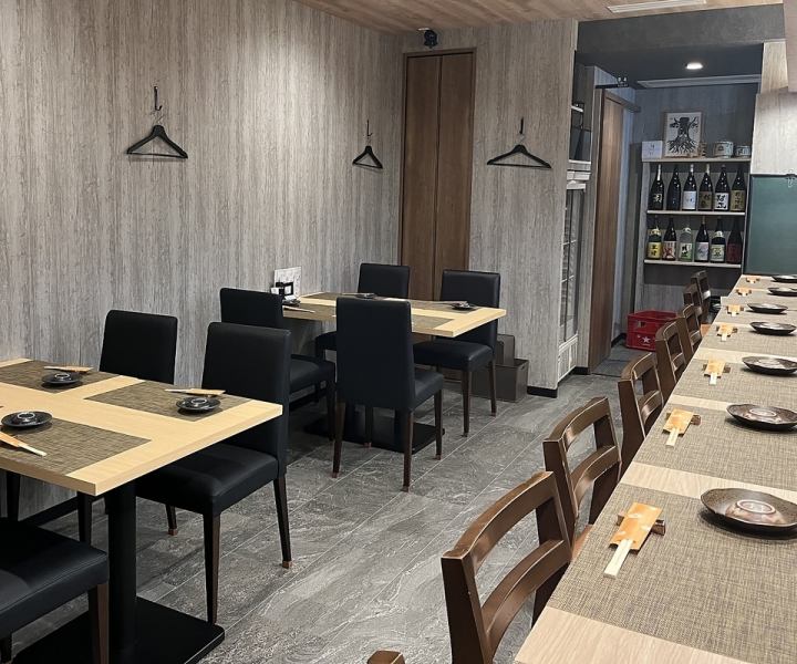 阪急武庫之荘駅から徒歩2分の好立地。和モダンな雰囲気の入口を入るとゆったりとした空間が広がります。会社帰りや少人数での集まり、接待にもご利用いただけます。