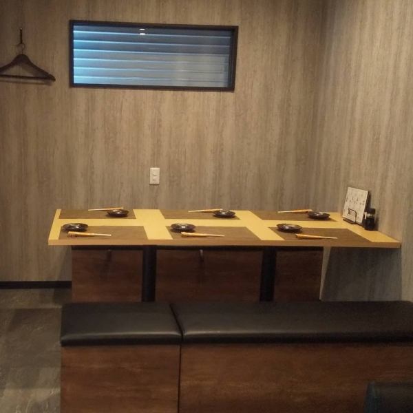 入口奥には広々としたテーブル席をご用意。最大６名までご利用いただけますので、大人数でのご宴会や接待でのご利用におすすめです。個室ではありませんが、ゆったりとした席配置のため、隣を気にせず食事をお楽しみいただけます。