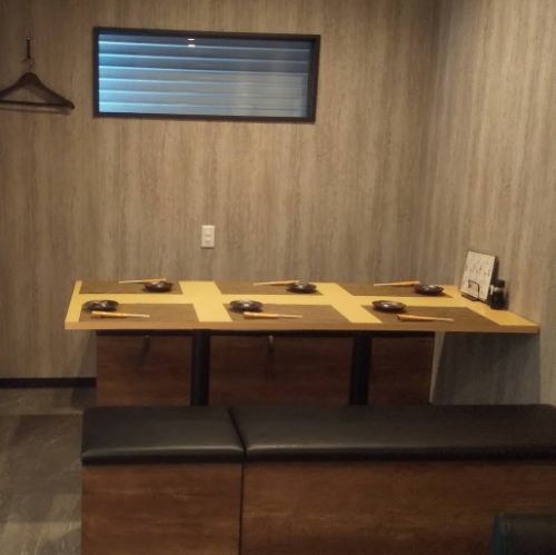 <p>入口奥には広々としたテーブル席をご用意。最大６名までご利用いただけますので、大人数でのご宴会や接待でのご利用におすすめです。個室ではありませんが、ゆったりとした席配置のため、隣を気にせず食事をお楽しみいただけます。</p>