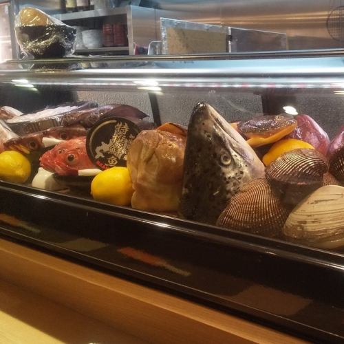 旬の魚介類がならぶネタケース