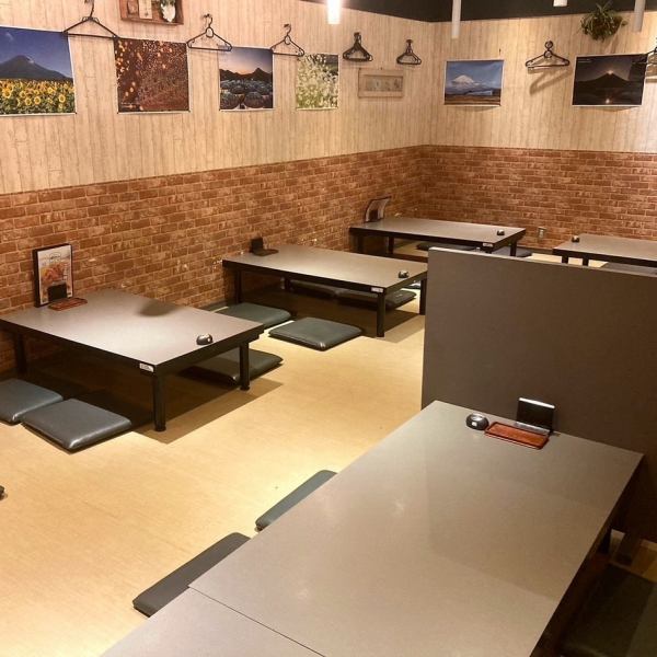 餐廳氣氛很好，如果您對座位安排有任何要求，請隨時與我們聯繫。我們還設有 2 張可容納 6 人的半私人餐桌、6 張可容納 4 人的其他桌子以及一間最多可容納 40 人的大型私人宴會廳。