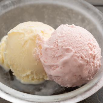 香草和草莓冰淇淋