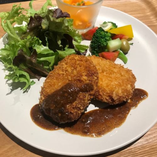 Menchi-katsu and croquette from Kobe beef ranch ~ Special demiglace sauce ~