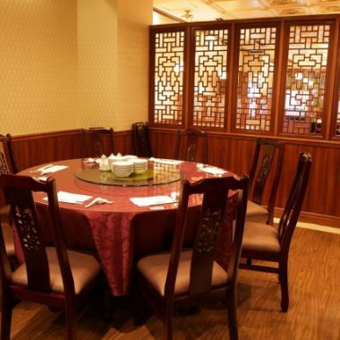 １階の落ち着いたレストラン席には最大20名様まで収容可能な個室をご用意◎接待・会食等の大事なご宴席でもご利用いただける、気品漂う素敵な個室空間をご用意しております。