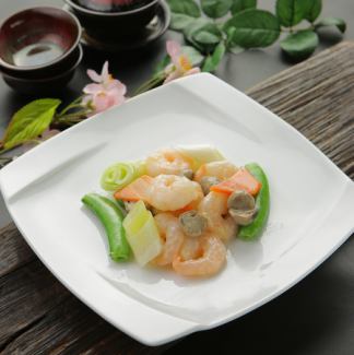 Lightly fried shrimp and vegetables