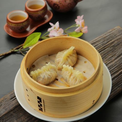 Steamed dumplings with shark fin (4 pieces)/Shaolongbao (4 pieces)/Spring rolls (4 pieces)